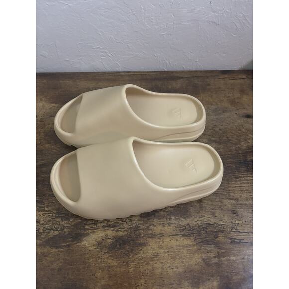 Men’s Size 9 Adidas Yeezy Desert Sand Slide - Picture 2 of 7